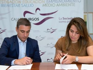 Firma del convenio por Rafael Barbero (Fundación Caja de Burgos) y Sara Barriuso (Aje Burgos) . BC